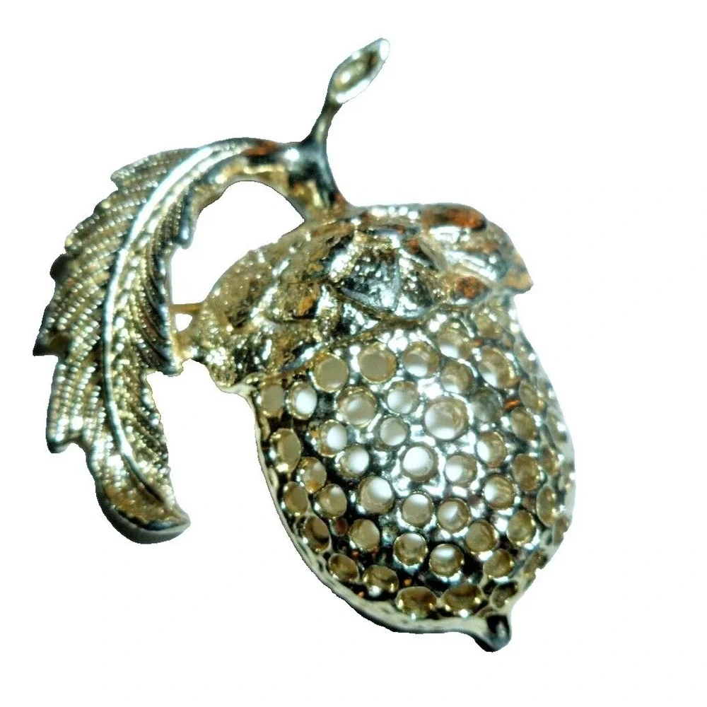 Vintage Sarah Coventry Gold Tone Acorn and Leaf Brooch Pin Woodland Nature Style